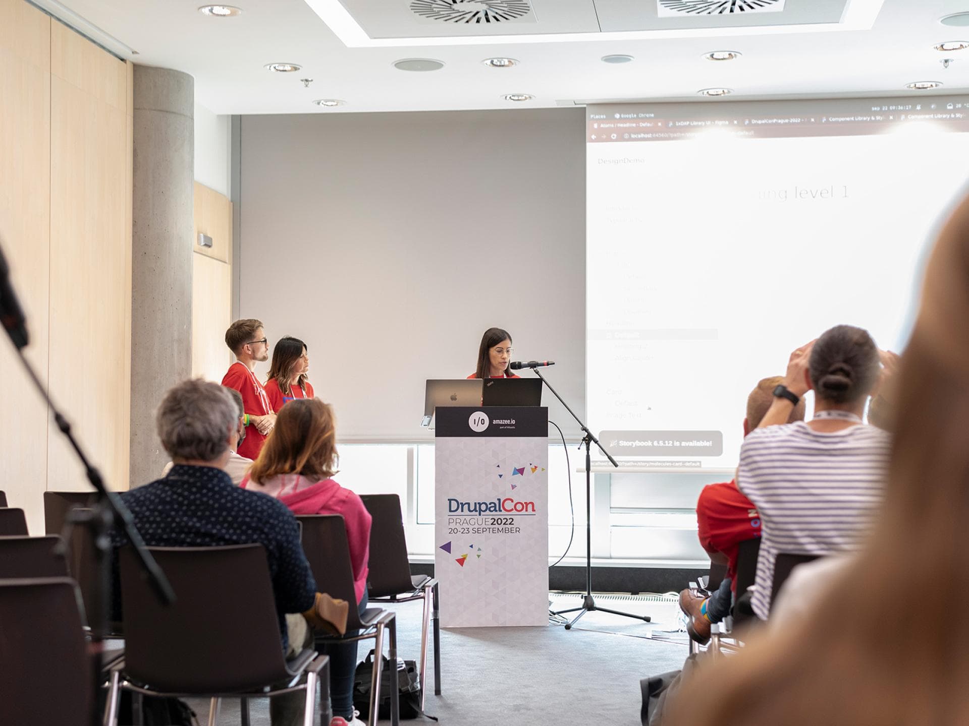 Me speaking at DrupalCon Prague 2023 about to work in a collaborative
